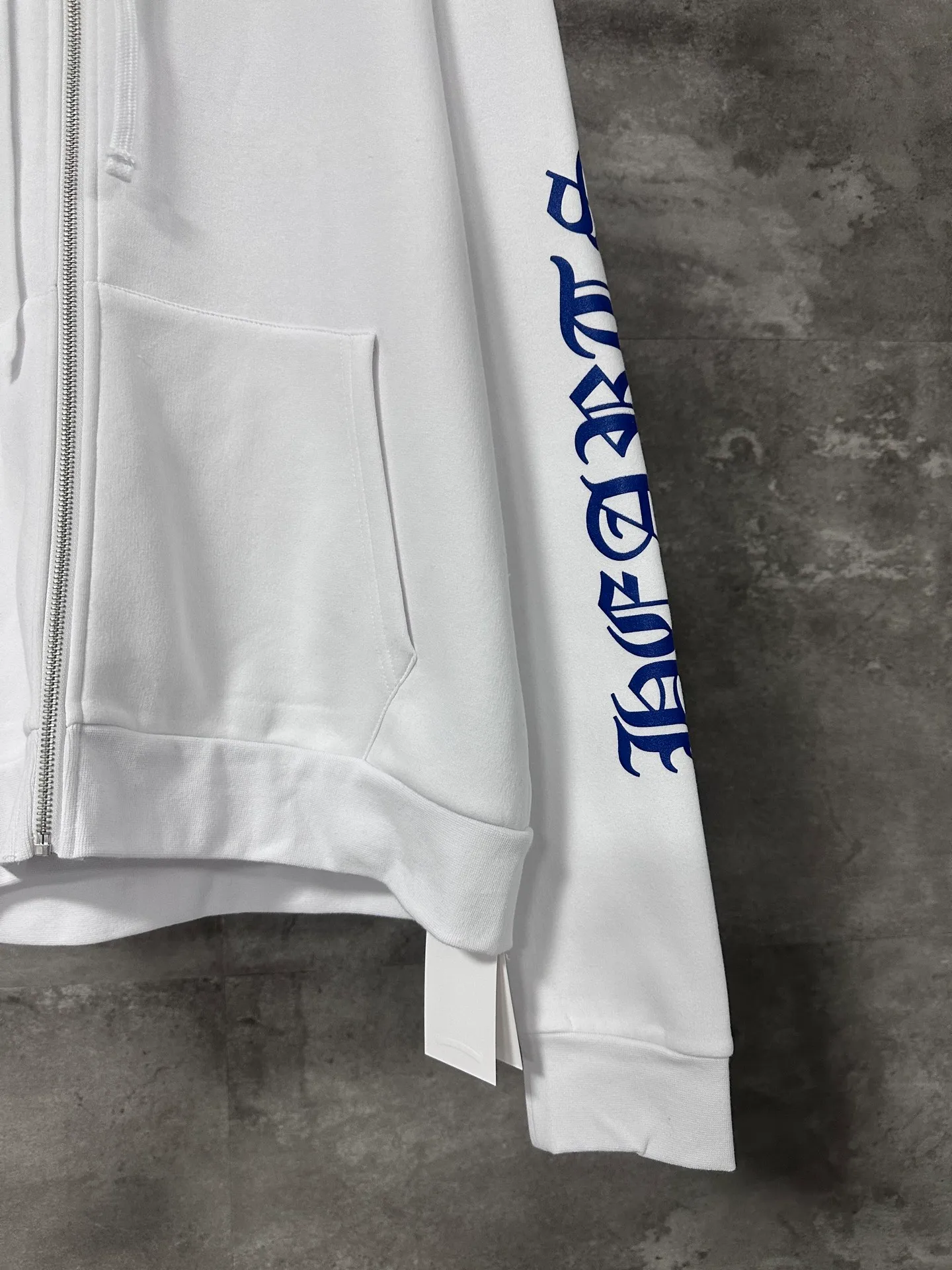 P350 💰 Chrome Hearte/Chrome Heart's new Ch blue Sanskrit printed zipper hooded sweatshirt is made of high-quality cotton fabrics and has a loose shoulder cut that is not flattering on the figure. It can provide the wearer with a comfortable and comfortable wearing experience while creating a casual and lazy fashion atmosphere. Size: S/M/L